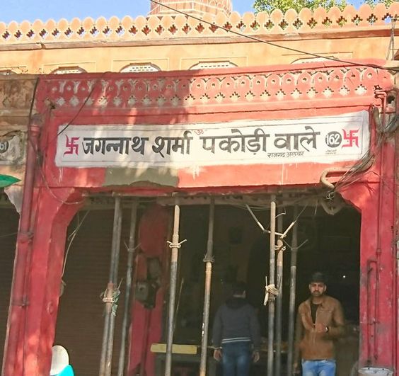 Famous Street Food Place in Jaipur – Jagannath Sharma Pakodi Wale